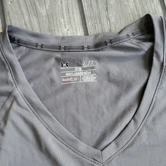 Ladies Under Armour Fitted V-Neck Shirt Sz Sm - Picture 3 of 4